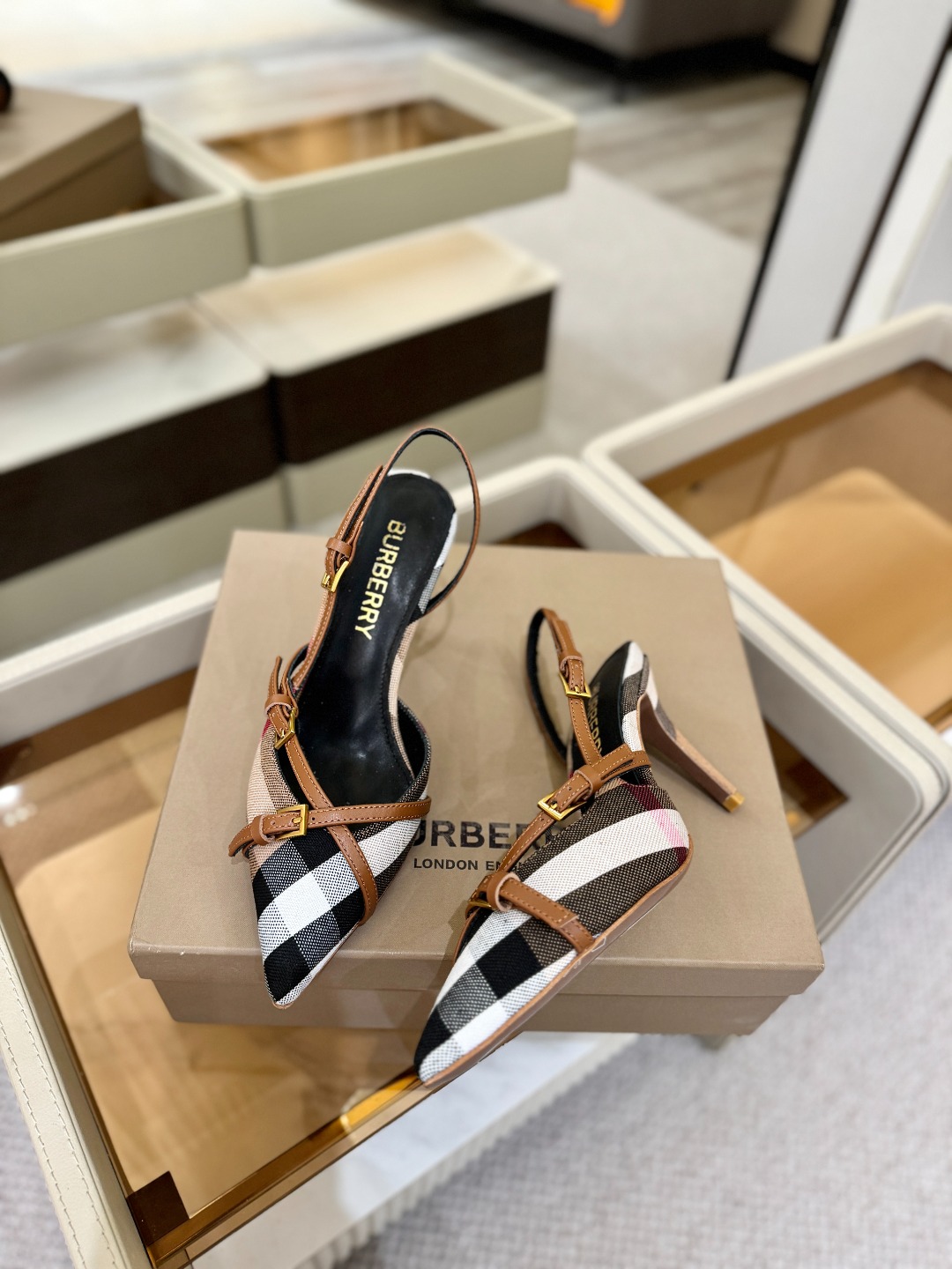 Burberryy 博柏利 𝑩𝒖𝒓𝒃𝒆𝒓𝒓𝒚𝒚💝 👠 𝘽𝙪𝙧𝙗𝙚𝙧𝙧𝙮𝙮 博柏利 独家推出高跟 慵懒的复