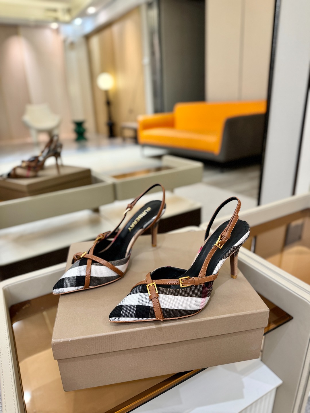 Burberryy 博柏利 𝑩𝒖𝒓𝒃𝒆𝒓𝒓𝒚𝒚💝 👠 𝘽𝙪𝙧𝙗𝙚𝙧𝙧𝙮𝙮 博柏利 独家推出高跟 慵懒的复