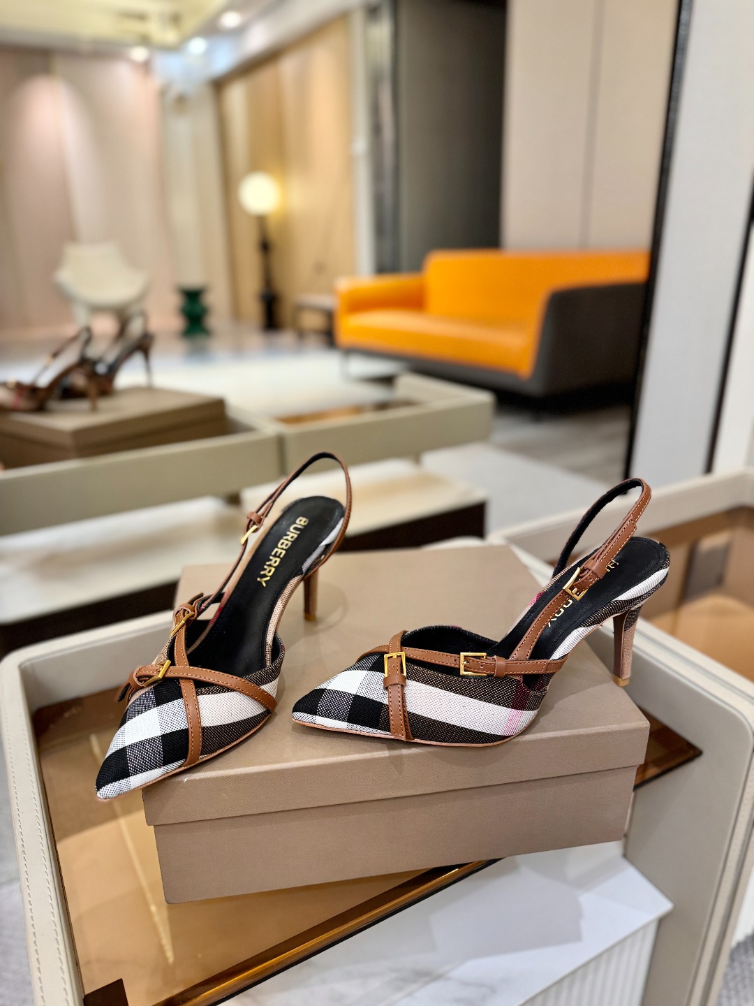 Burberryy 博柏利 𝑩𝒖𝒓𝒃𝒆𝒓𝒓𝒚𝒚💝 👠 𝘽𝙪𝙧𝙗𝙚𝙧𝙧𝙮𝙮 博柏利 独家推出高跟 慵懒的复