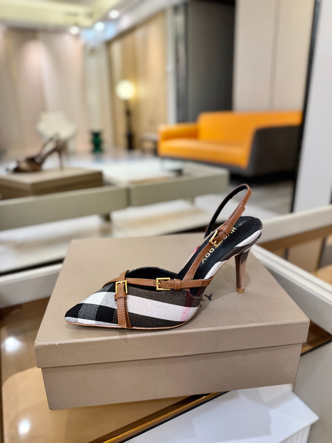 Burberryy 博柏利 𝑩𝒖𝒓𝒃𝒆𝒓𝒓𝒚𝒚💝 👠 𝘽𝙪𝙧𝙗𝙚𝙧𝙧𝙮𝙮 博柏利 独家推出高跟 慵懒的复