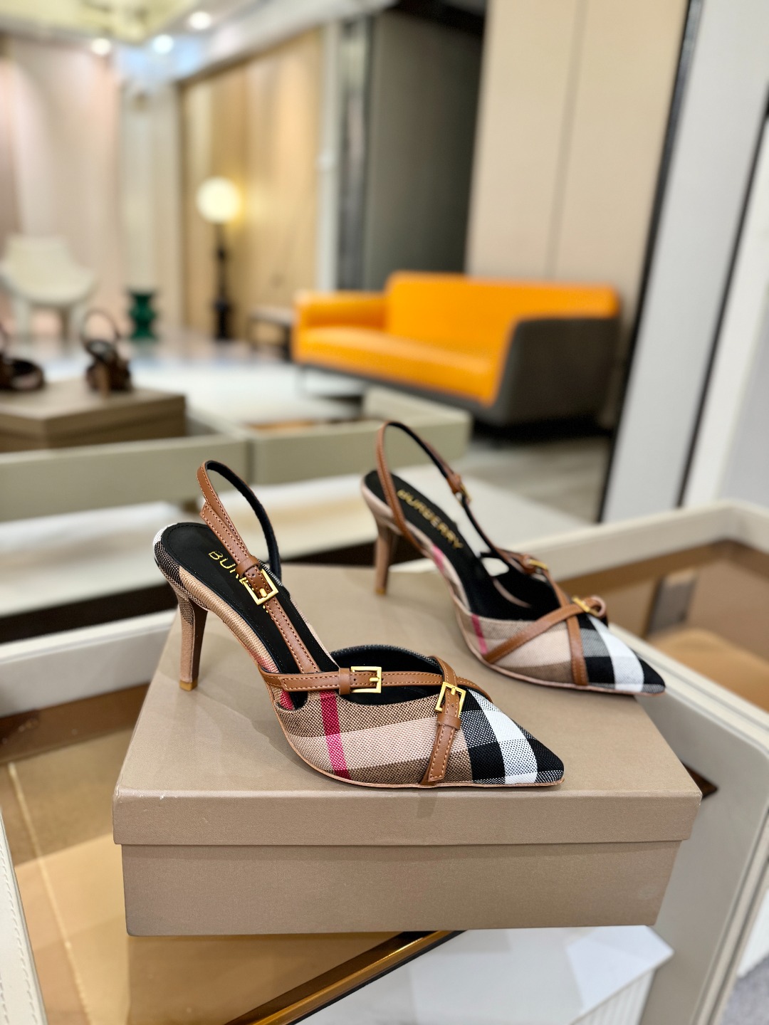 Burberryy 博柏利 𝑩𝒖𝒓𝒃𝒆𝒓𝒓𝒚𝒚💝 👠 𝘽𝙪𝙧𝙗𝙚𝙧𝙧𝙮𝙮 博柏利 独家推出高跟 慵懒的复