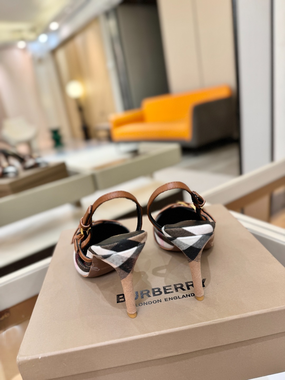 Burberryy 博柏利 𝑩𝒖𝒓𝒃𝒆𝒓𝒓𝒚𝒚💝 👠 𝘽𝙪𝙧𝙗𝙚𝙧𝙧𝙮𝙮 博柏利 独家推出高跟 慵懒的复