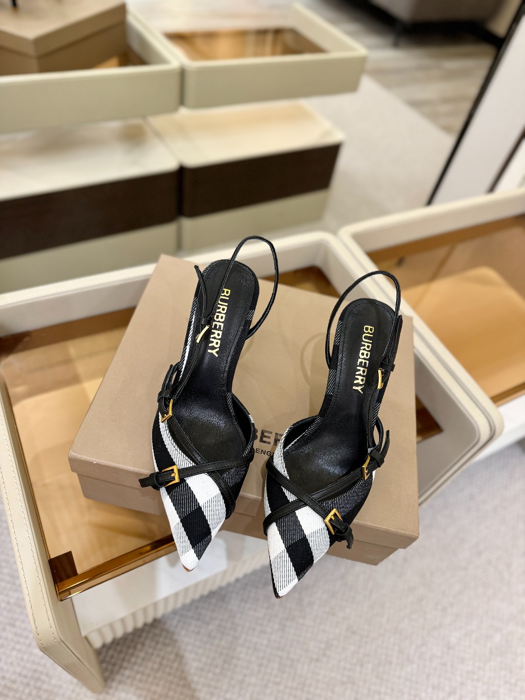 Burberryy 博柏利 𝑩𝒖𝒓𝒃𝒆𝒓𝒓𝒚𝒚💝 👠 𝘽𝙪𝙧𝙗𝙚𝙧𝙧𝙮𝙮 博柏利 独家推出高跟 慵懒的复