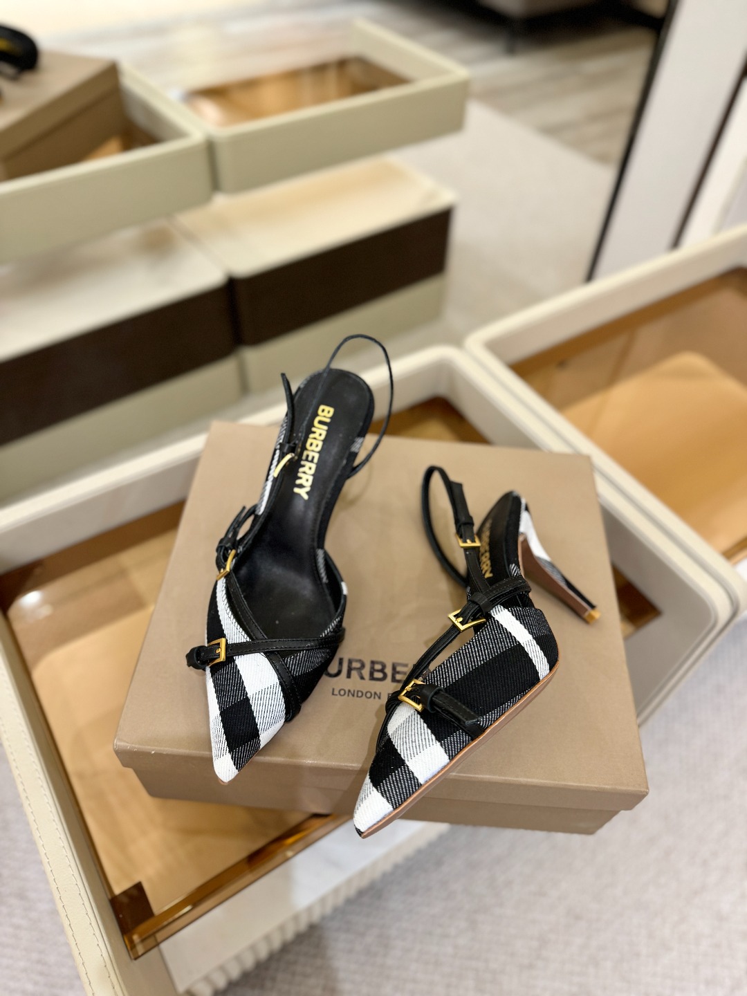 Burberryy 博柏利 𝑩𝒖𝒓𝒃𝒆𝒓𝒓𝒚𝒚💝 👠 𝘽𝙪𝙧𝙗𝙚𝙧𝙧𝙮𝙮 博柏利 独家推出高跟 慵懒的复