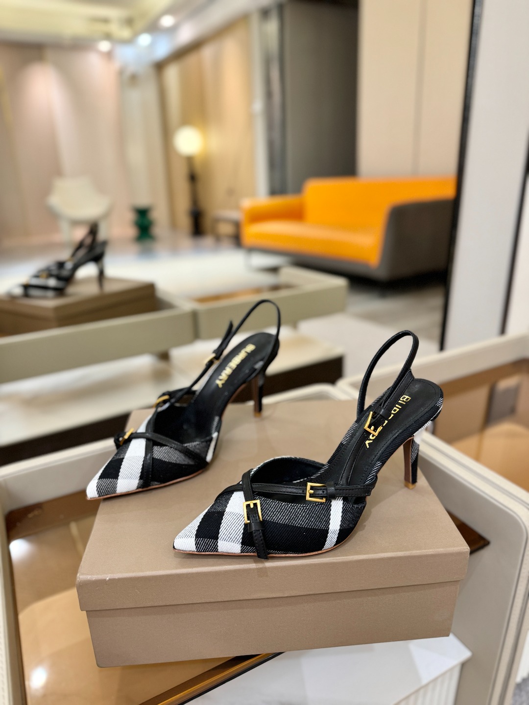 Burberryy 博柏利 𝑩𝒖𝒓𝒃𝒆𝒓𝒓𝒚𝒚💝 👠 𝘽𝙪𝙧𝙗𝙚𝙧𝙧𝙮𝙮 博柏利 独家推出高跟 慵懒的复