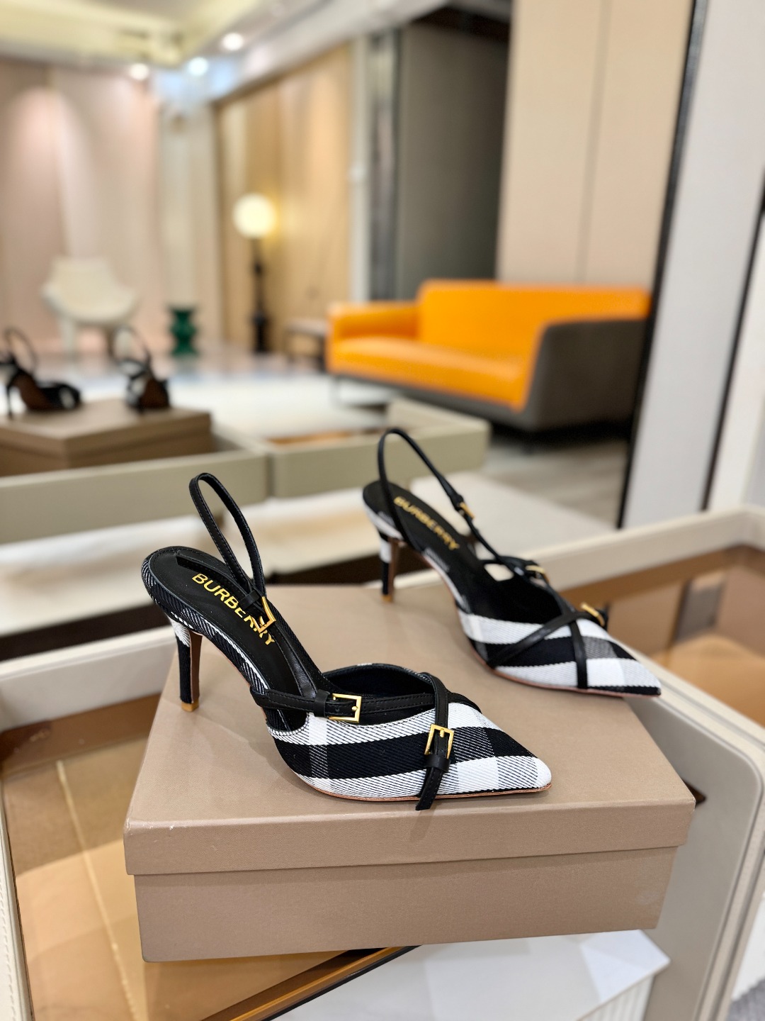Burberryy 博柏利 𝑩𝒖𝒓𝒃𝒆𝒓𝒓𝒚𝒚💝 👠 𝘽𝙪𝙧𝙗𝙚𝙧𝙧𝙮𝙮 博柏利 独家推出高跟 慵懒的复