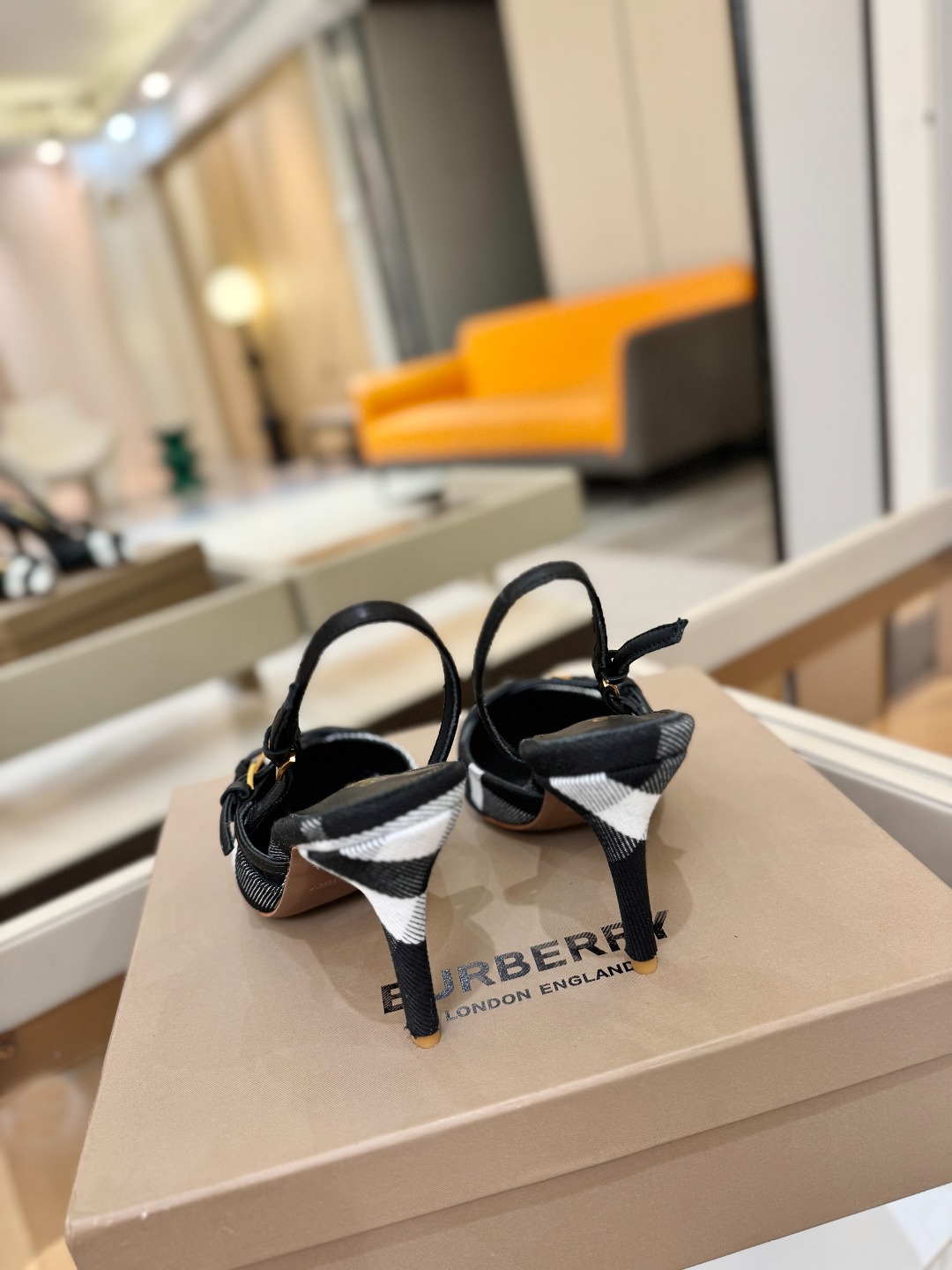 Burberryy 博柏利 𝑩𝒖𝒓𝒃𝒆𝒓𝒓𝒚𝒚💝 👠 𝘽𝙪𝙧𝙗𝙚𝙧𝙧𝙮𝙮 博柏利 独家推出高跟 慵懒的复