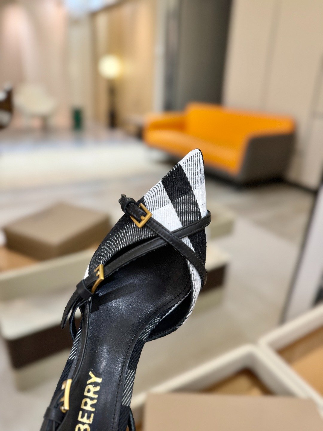 Burberryy 博柏利 𝑩𝒖𝒓𝒃𝒆𝒓𝒓𝒚𝒚💝 👠 𝘽𝙪𝙧𝙗𝙚𝙧𝙧𝙮𝙮 博柏利 独家推出高跟 慵懒的复