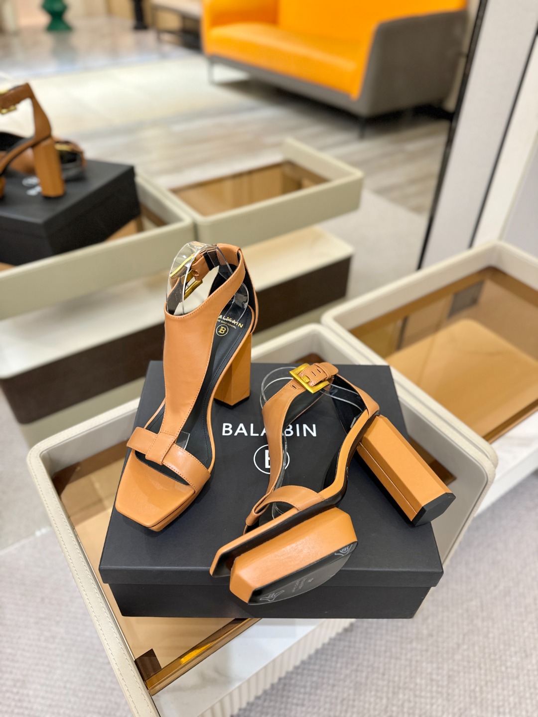 巴尔曼 走秀恨天高水台凉鞋。ʚ😊ɞ 品牌巴尔曼𝘽𝙖𝙡𝙢𝙖𝙞𝙣由法国时装设计师𝙥𝙞𝙚𝙧𝙧𝙚 𝘽𝙖𝙡𝙢𝙖𝙞𝙣