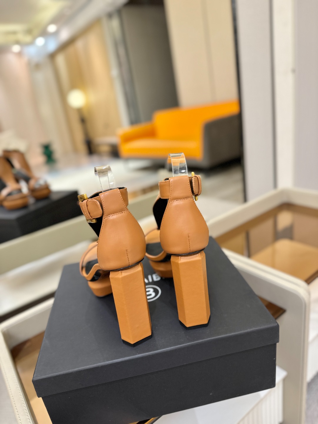 巴尔曼 走秀恨天高水台凉鞋。ʚ😊ɞ 品牌巴尔曼𝘽𝙖𝙡𝙢𝙖𝙞𝙣由法国时装设计师𝙥𝙞𝙚𝙧𝙧𝙚 𝘽𝙖𝙡𝙢𝙖𝙞𝙣