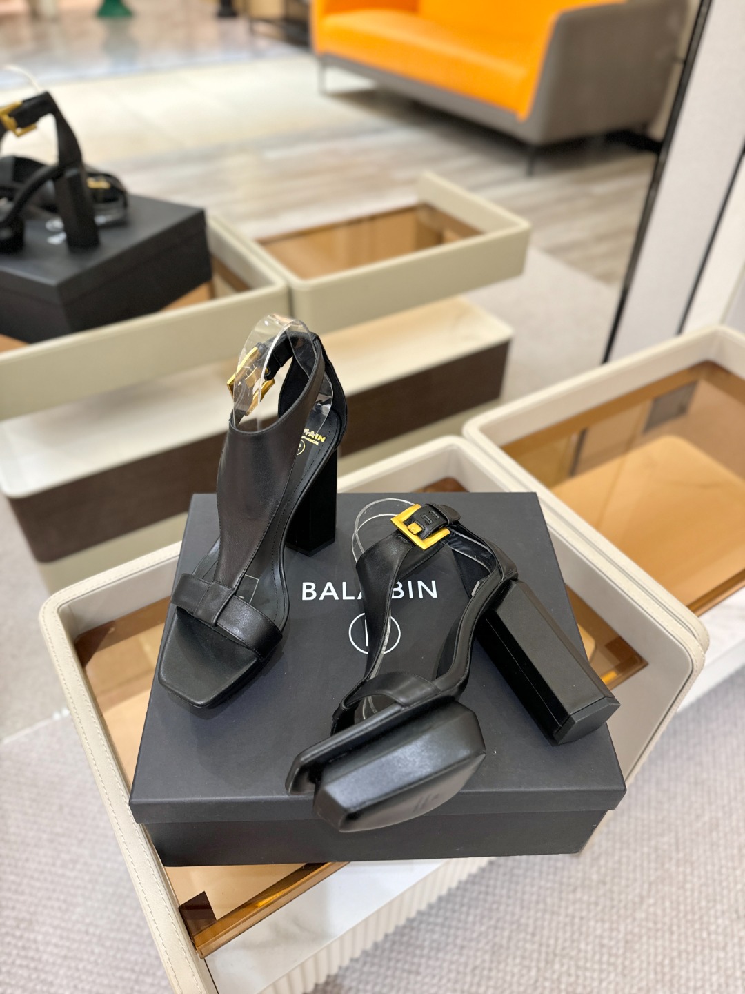 巴尔曼 走秀恨天高水台凉鞋。ʚ😊ɞ 品牌巴尔曼𝘽𝙖𝙡𝙢𝙖𝙞𝙣由法国时装设计师𝙥𝙞𝙚𝙧𝙧𝙚 𝘽𝙖𝙡𝙢𝙖𝙞𝙣