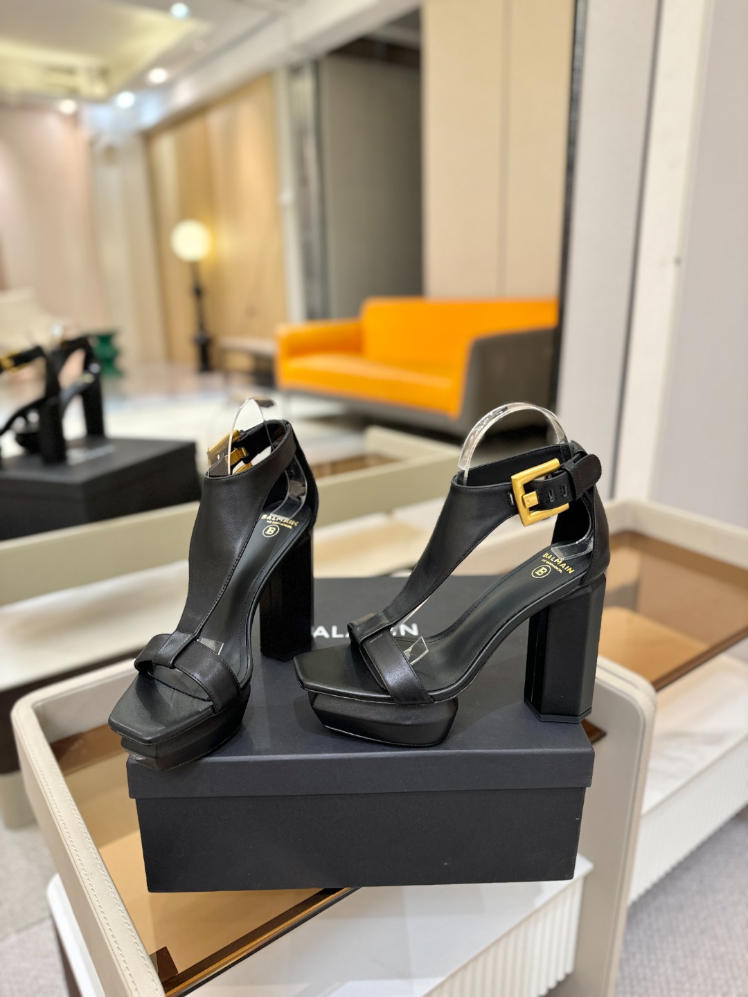 巴尔曼 走秀恨天高水台凉鞋。ʚ😊ɞ 品牌巴尔曼𝘽𝙖𝙡𝙢𝙖𝙞𝙣由法国时装设计师𝙥𝙞𝙚𝙧𝙧𝙚 𝘽𝙖𝙡𝙢𝙖𝙞𝙣