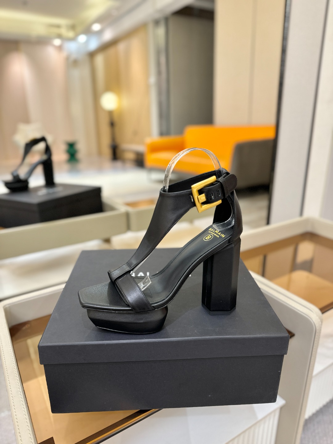 巴尔曼 走秀恨天高水台凉鞋。ʚ😊ɞ 品牌巴尔曼𝘽𝙖𝙡𝙢𝙖𝙞𝙣由法国时装设计师𝙥𝙞𝙚𝙧𝙧𝙚 𝘽𝙖𝙡𝙢𝙖𝙞𝙣