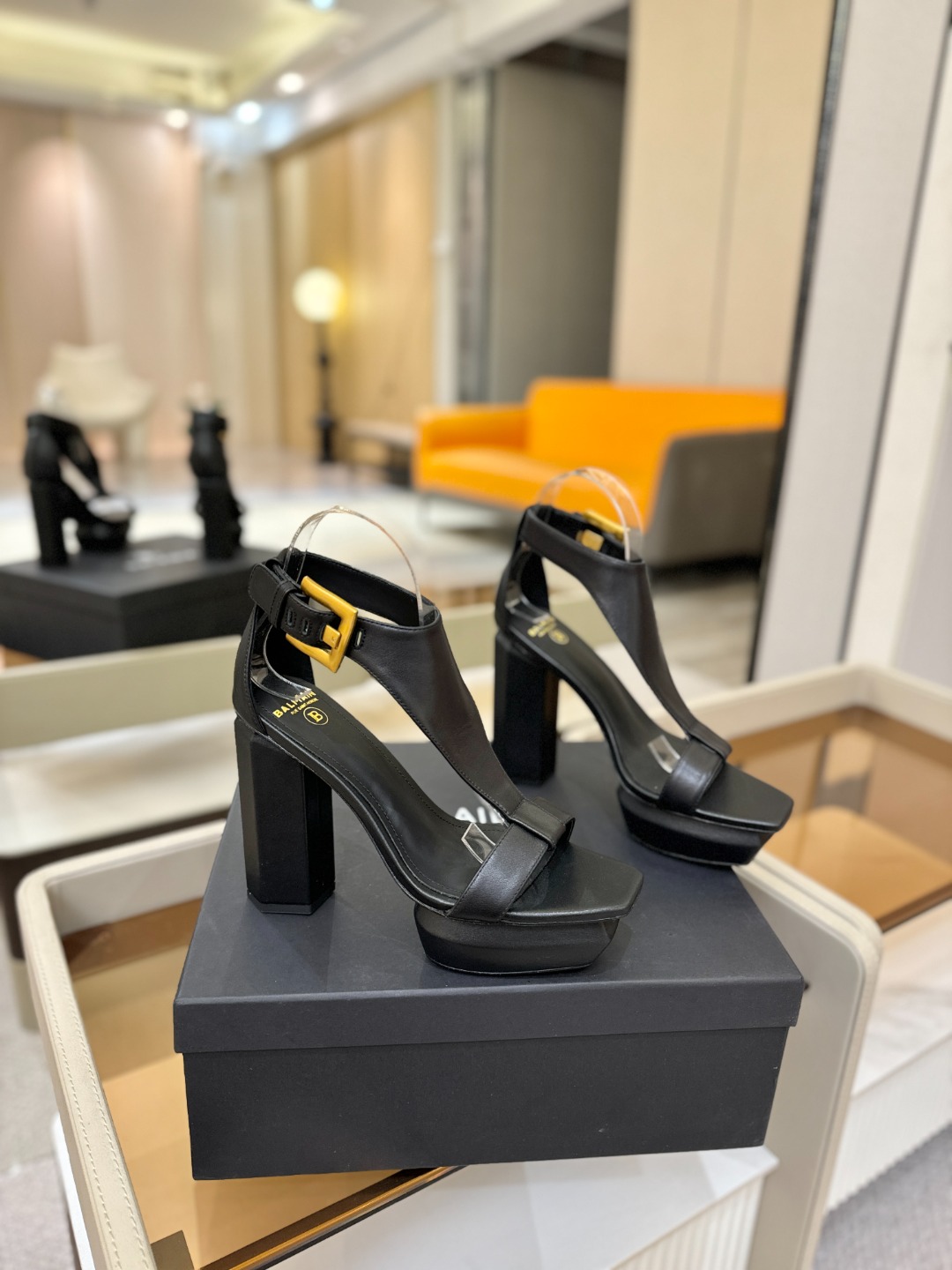 巴尔曼 走秀恨天高水台凉鞋。ʚ😊ɞ 品牌巴尔曼𝘽𝙖𝙡𝙢𝙖𝙞𝙣由法国时装设计师𝙥𝙞𝙚𝙧𝙧𝙚 𝘽𝙖𝙡𝙢𝙖𝙞𝙣