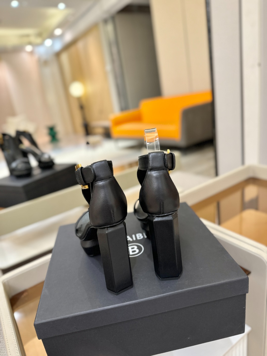 巴尔曼 走秀恨天高水台凉鞋。ʚ😊ɞ 品牌巴尔曼𝘽𝙖𝙡𝙢𝙖𝙞𝙣由法国时装设计师𝙥𝙞𝙚𝙧𝙧𝙚 𝘽𝙖𝙡𝙢𝙖𝙞𝙣