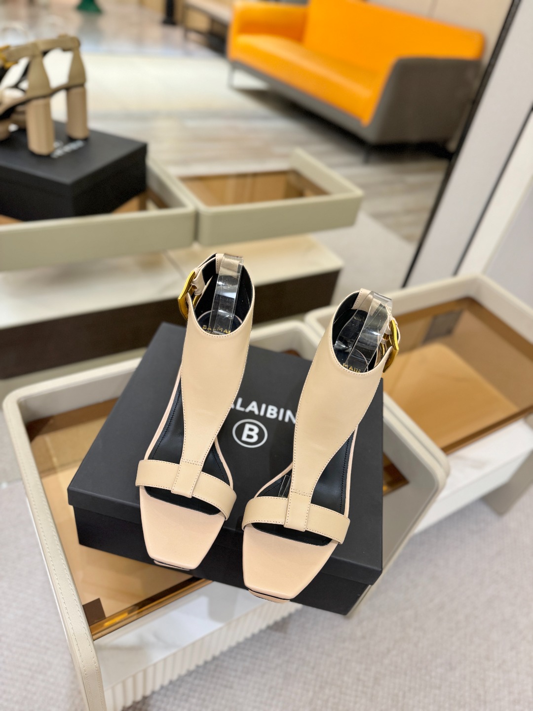 巴尔曼 走秀恨天高水台凉鞋。ʚ😊ɞ 品牌巴尔曼𝘽𝙖𝙡𝙢𝙖𝙞𝙣由法国时装设计师𝙥𝙞𝙚𝙧𝙧𝙚 𝘽𝙖𝙡𝙢𝙖𝙞𝙣