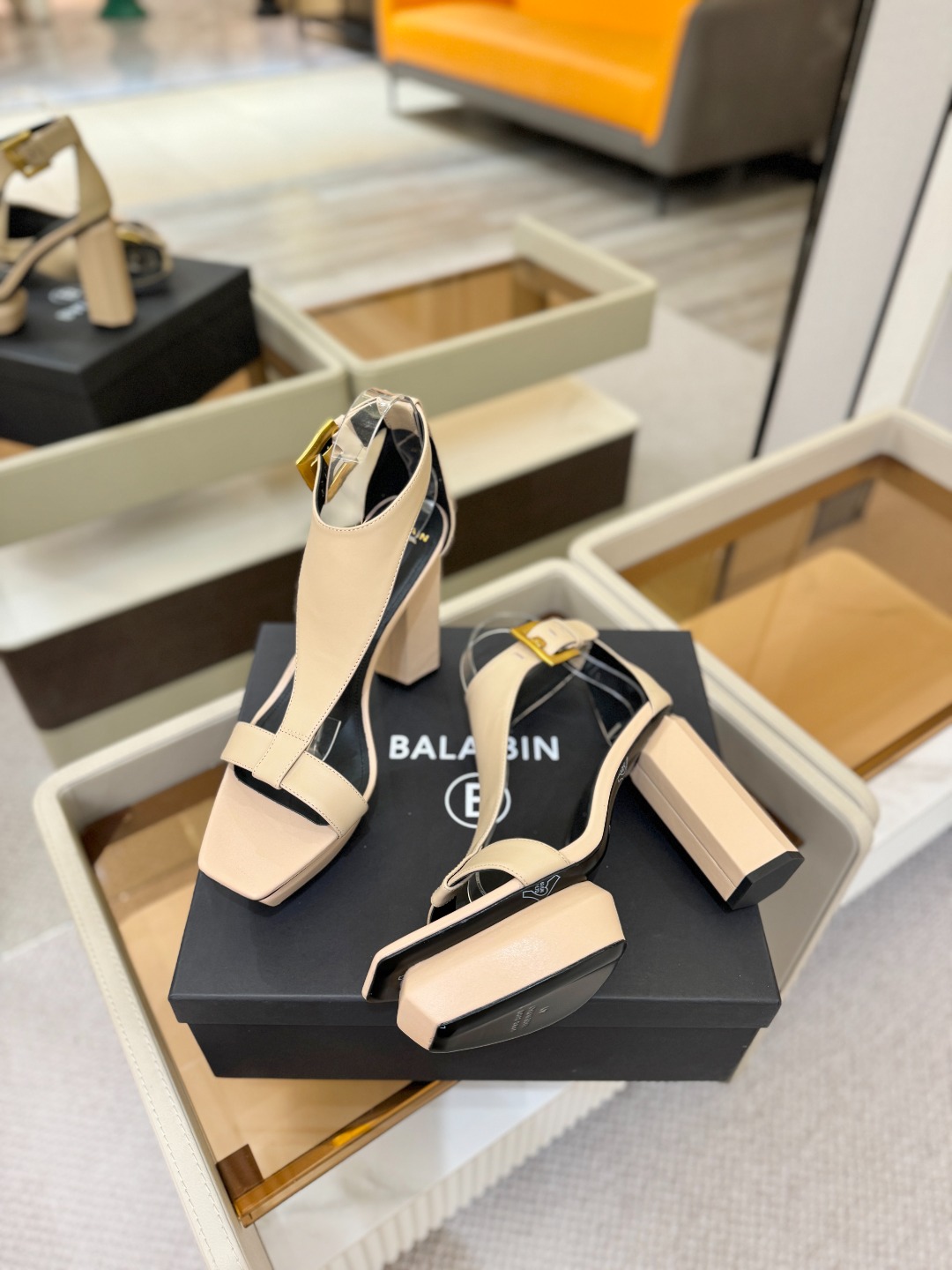 巴尔曼 走秀恨天高水台凉鞋。ʚ😊ɞ 品牌巴尔曼𝘽𝙖𝙡𝙢𝙖𝙞𝙣由法国时装设计师𝙥𝙞𝙚𝙧𝙧𝙚 𝘽𝙖𝙡𝙢𝙖𝙞𝙣