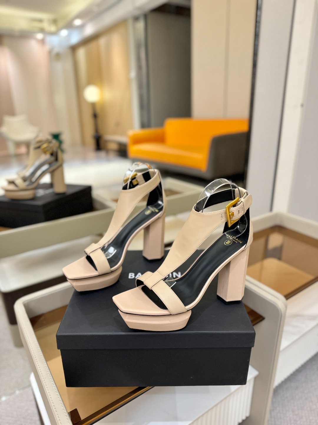 巴尔曼 走秀恨天高水台凉鞋。ʚ😊ɞ 品牌巴尔曼𝘽𝙖𝙡𝙢𝙖𝙞𝙣由法国时装设计师𝙥𝙞𝙚𝙧𝙧𝙚 𝘽𝙖𝙡𝙢𝙖𝙞𝙣