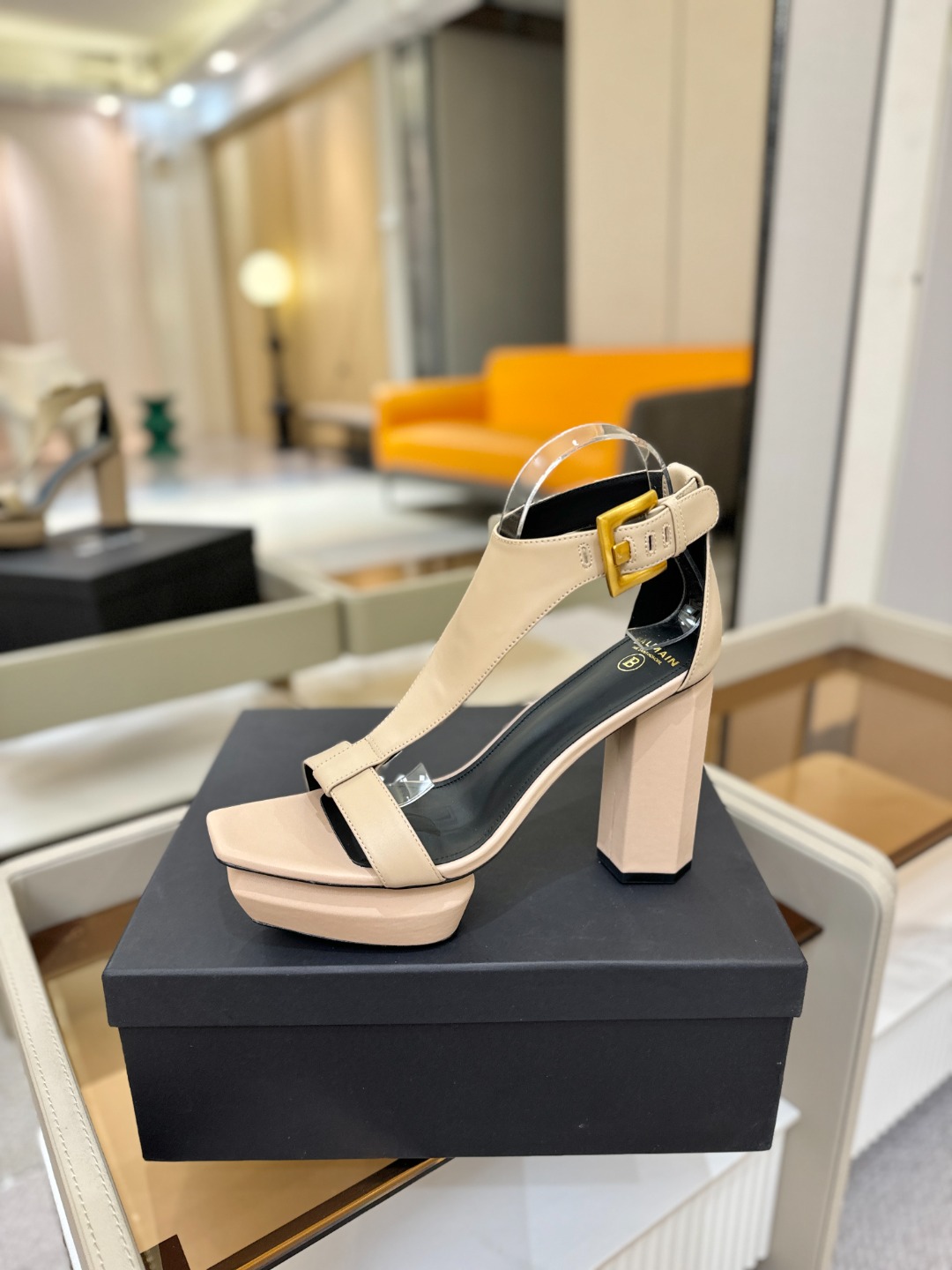 巴尔曼 走秀恨天高水台凉鞋。ʚ😊ɞ 品牌巴尔曼𝘽𝙖𝙡𝙢𝙖𝙞𝙣由法国时装设计师𝙥𝙞𝙚𝙧𝙧𝙚 𝘽𝙖𝙡𝙢𝙖𝙞𝙣