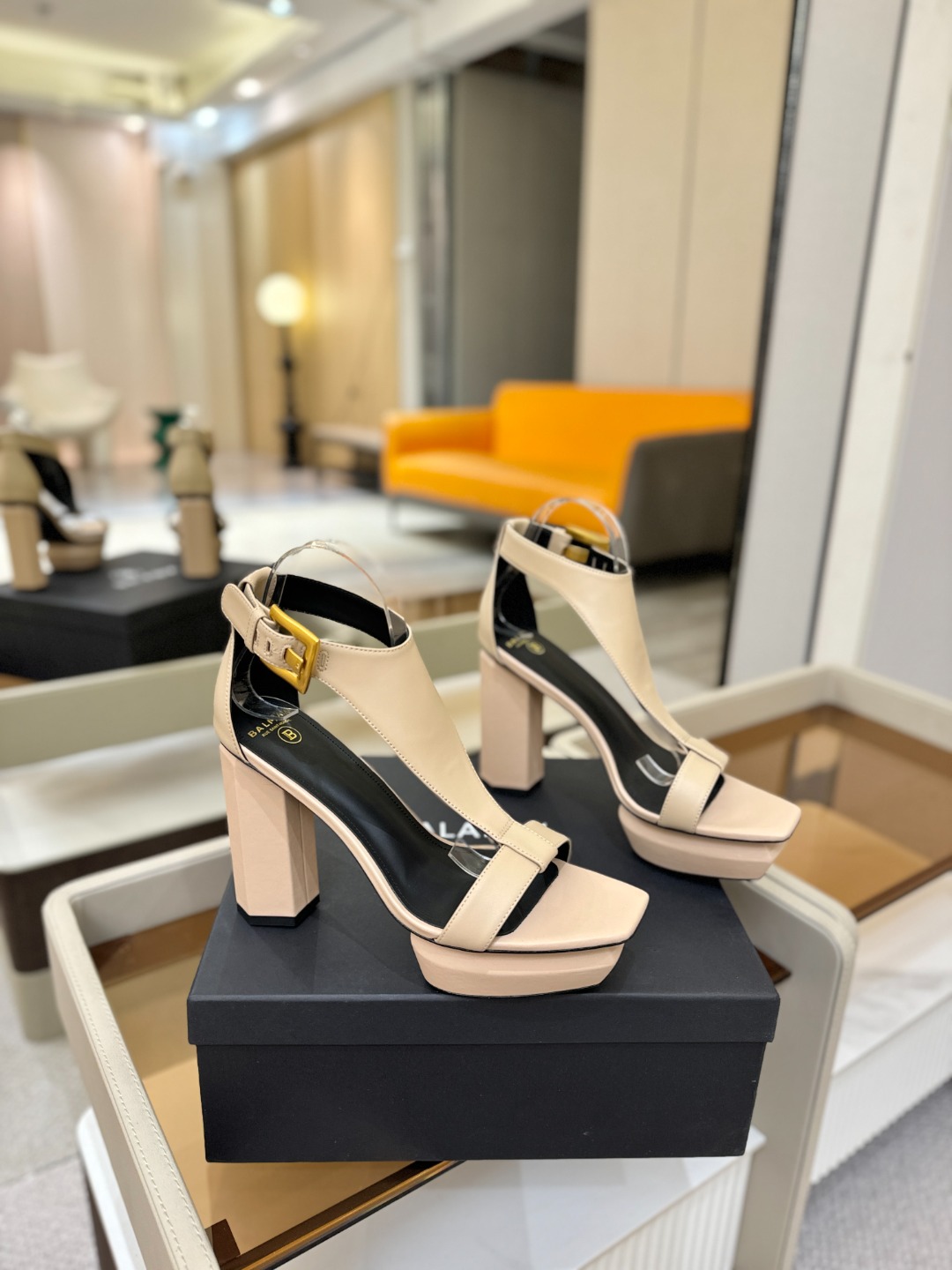 巴尔曼 走秀恨天高水台凉鞋。ʚ😊ɞ 品牌巴尔曼𝘽𝙖𝙡𝙢𝙖𝙞𝙣由法国时装设计师𝙥𝙞𝙚𝙧𝙧𝙚 𝘽𝙖𝙡𝙢𝙖𝙞𝙣