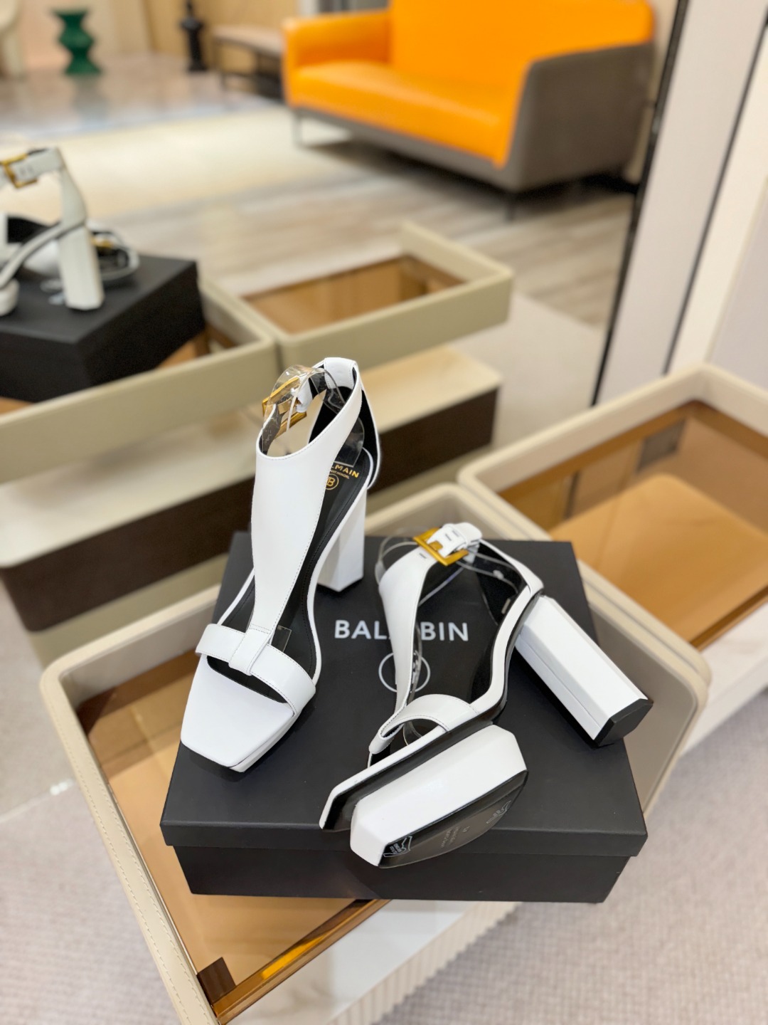 巴尔曼 走秀恨天高水台凉鞋。ʚ😊ɞ 品牌巴尔曼𝘽𝙖𝙡𝙢𝙖𝙞𝙣由法国时装设计师𝙥𝙞𝙚𝙧𝙧𝙚 𝘽𝙖𝙡𝙢𝙖𝙞𝙣