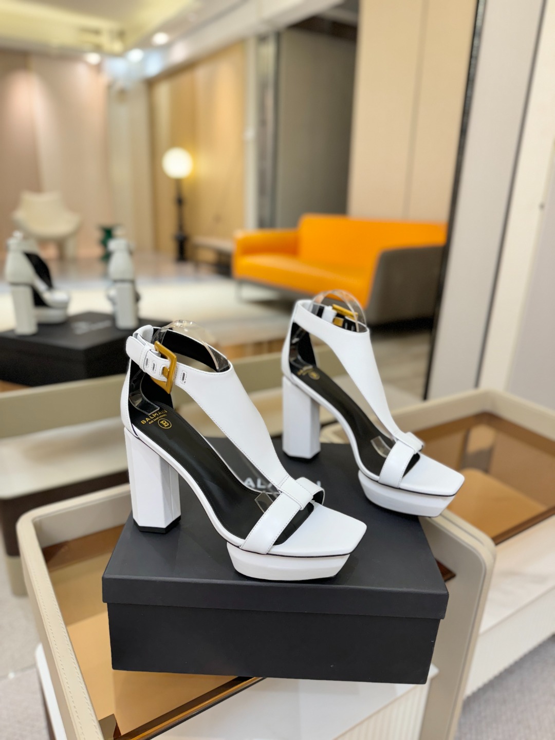 巴尔曼 走秀恨天高水台凉鞋。ʚ😊ɞ 品牌巴尔曼𝘽𝙖𝙡𝙢𝙖𝙞𝙣由法国时装设计师𝙥𝙞𝙚𝙧𝙧𝙚 𝘽𝙖𝙡𝙢𝙖𝙞𝙣