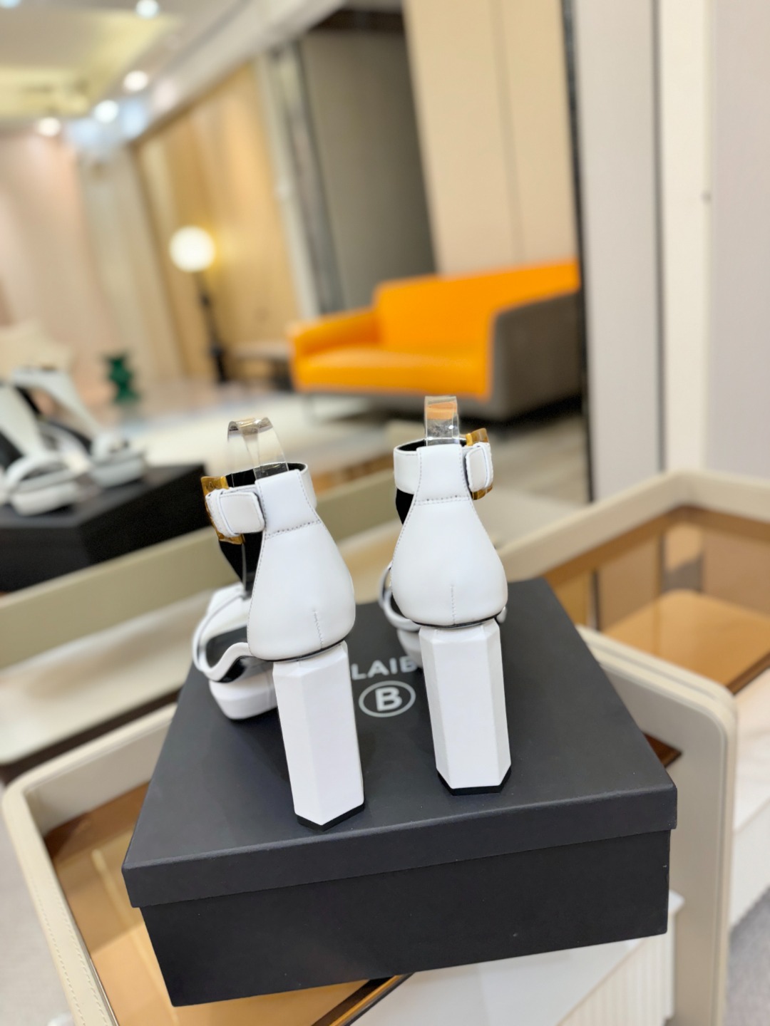 巴尔曼 走秀恨天高水台凉鞋。ʚ😊ɞ 品牌巴尔曼𝘽𝙖𝙡𝙢𝙖𝙞𝙣由法国时装设计师𝙥𝙞𝙚𝙧𝙧𝙚 𝘽𝙖𝙡𝙢𝙖𝙞𝙣