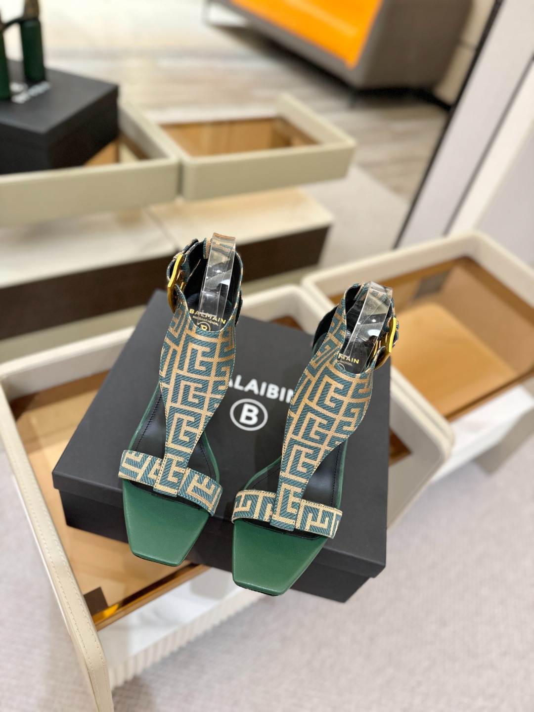 巴尔曼 走秀恨天高水台凉鞋。ʚ😊ɞ 品牌巴尔曼𝘽𝙖𝙡𝙢𝙖𝙞𝙣由法国时装设计师𝙥𝙞𝙚𝙧𝙧𝙚 𝘽𝙖𝙡𝙢𝙖𝙞𝙣