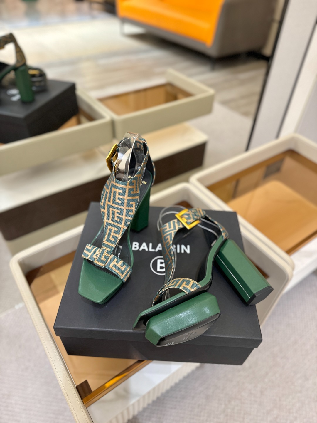 巴尔曼 走秀恨天高水台凉鞋。ʚ😊ɞ 品牌巴尔曼𝘽𝙖𝙡𝙢𝙖𝙞𝙣由法国时装设计师𝙥𝙞𝙚𝙧𝙧𝙚 𝘽𝙖𝙡𝙢𝙖𝙞𝙣