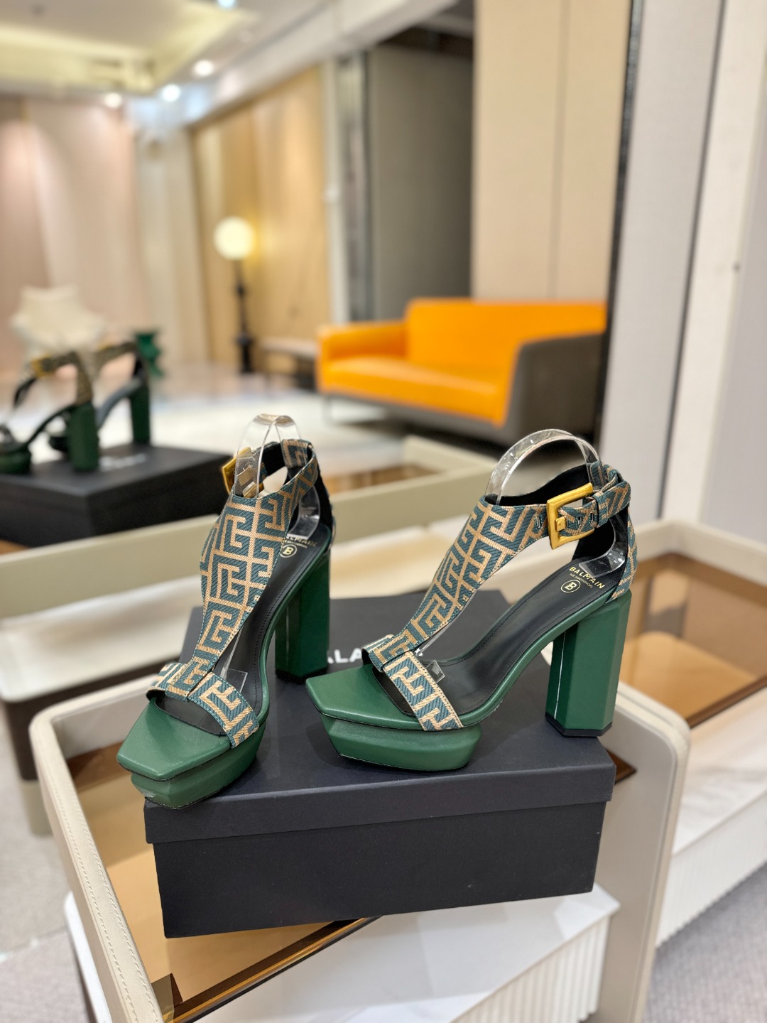 巴尔曼 走秀恨天高水台凉鞋。ʚ😊ɞ 品牌巴尔曼𝘽𝙖𝙡𝙢𝙖𝙞𝙣由法国时装设计师𝙥𝙞𝙚𝙧𝙧𝙚 𝘽𝙖𝙡𝙢𝙖𝙞𝙣