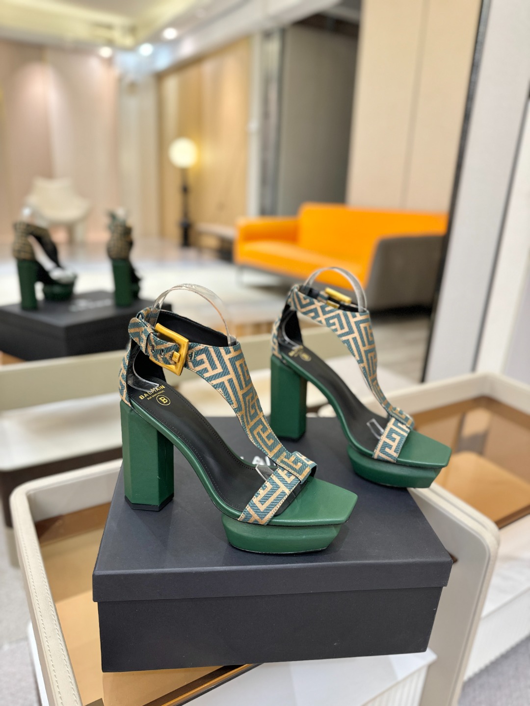 巴尔曼 走秀恨天高水台凉鞋。ʚ😊ɞ 品牌巴尔曼𝘽𝙖𝙡𝙢𝙖𝙞𝙣由法国时装设计师𝙥𝙞𝙚𝙧𝙧𝙚 𝘽𝙖𝙡𝙢𝙖𝙞𝙣