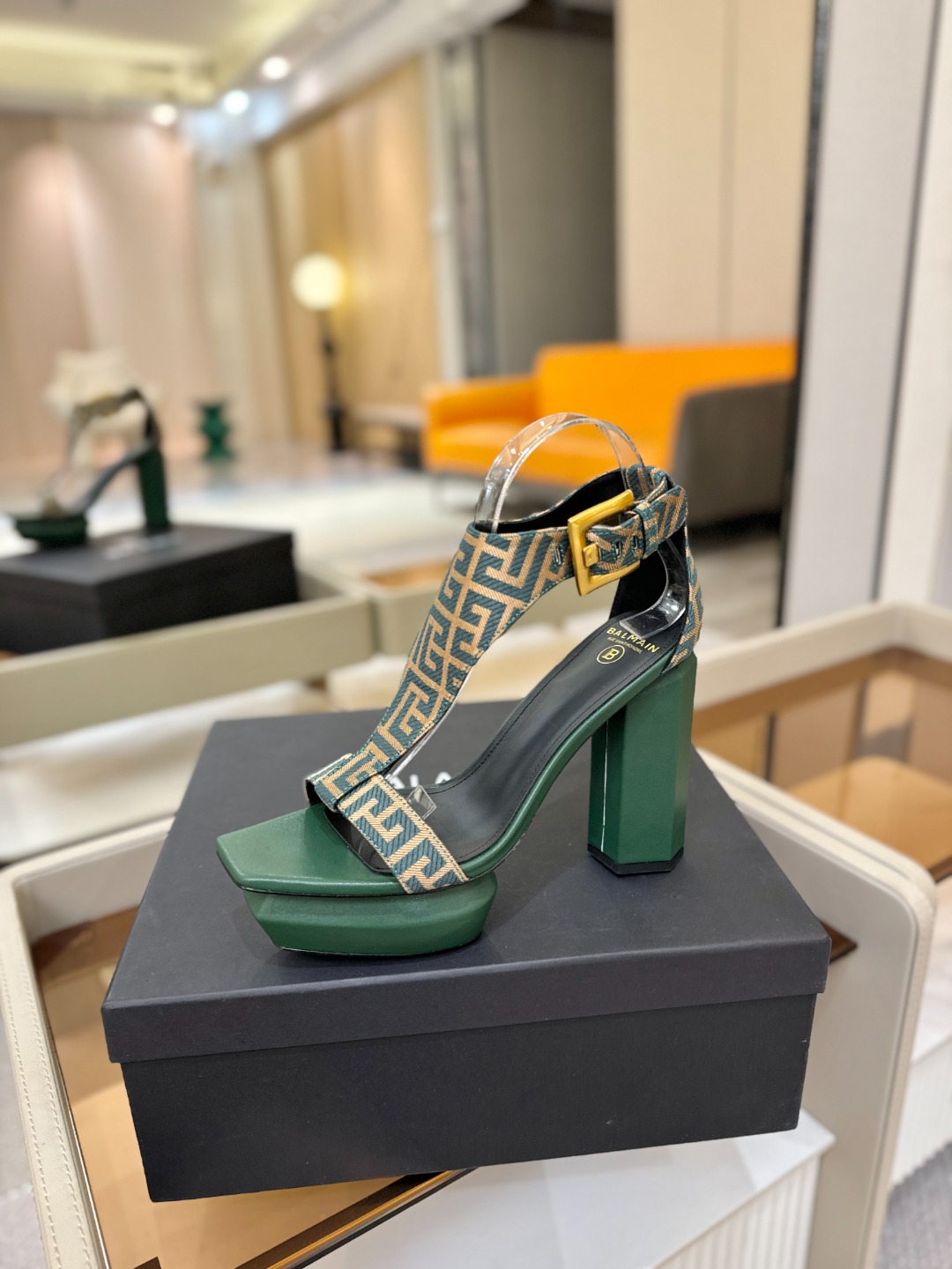 巴尔曼 走秀恨天高水台凉鞋。ʚ😊ɞ 品牌巴尔曼𝘽𝙖𝙡𝙢𝙖𝙞𝙣由法国时装设计师𝙥𝙞𝙚𝙧𝙧𝙚 𝘽𝙖𝙡𝙢𝙖𝙞𝙣
