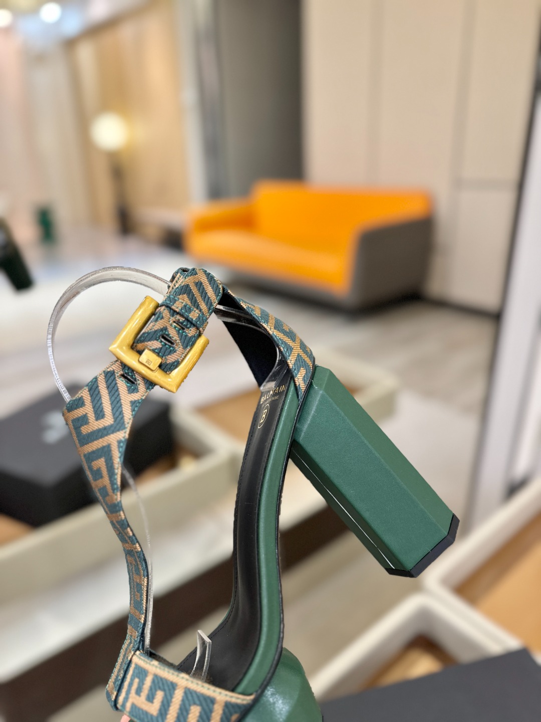 巴尔曼 走秀恨天高水台凉鞋。ʚ😊ɞ 品牌巴尔曼𝘽𝙖𝙡𝙢𝙖𝙞𝙣由法国时装设计师𝙥𝙞𝙚𝙧𝙧𝙚 𝘽𝙖𝙡𝙢𝙖𝙞𝙣