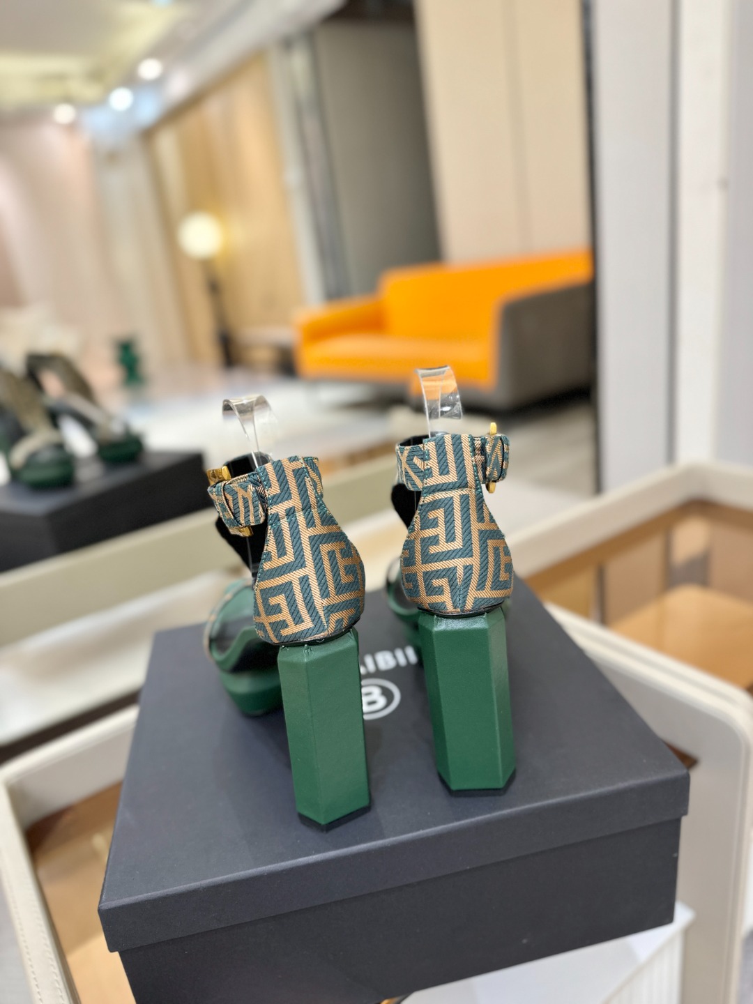 巴尔曼 走秀恨天高水台凉鞋。ʚ😊ɞ 品牌巴尔曼𝘽𝙖𝙡𝙢𝙖𝙞𝙣由法国时装设计师𝙥𝙞𝙚𝙧𝙧𝙚 𝘽𝙖𝙡𝙢𝙖𝙞𝙣