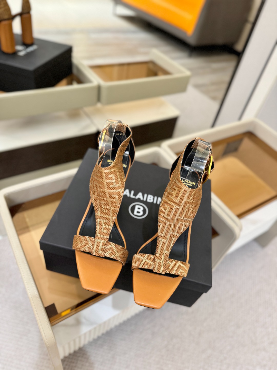 巴尔曼 走秀恨天高水台凉鞋。ʚ😊ɞ 品牌巴尔曼𝘽𝙖𝙡𝙢𝙖𝙞𝙣由法国时装设计师𝙥𝙞𝙚𝙧𝙧𝙚 𝘽𝙖𝙡𝙢𝙖𝙞𝙣