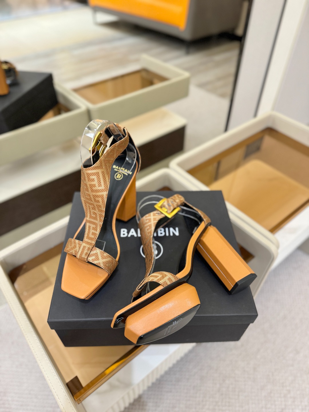 巴尔曼 走秀恨天高水台凉鞋。ʚ😊ɞ 品牌巴尔曼𝘽𝙖𝙡𝙢𝙖𝙞𝙣由法国时装设计师𝙥𝙞𝙚𝙧𝙧𝙚 𝘽𝙖𝙡𝙢𝙖𝙞𝙣