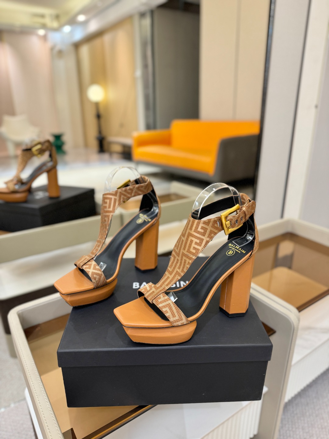 巴尔曼 走秀恨天高水台凉鞋。ʚ😊ɞ 品牌巴尔曼𝘽𝙖𝙡𝙢𝙖𝙞𝙣由法国时装设计师𝙥𝙞𝙚𝙧𝙧𝙚 𝘽𝙖𝙡𝙢𝙖𝙞𝙣