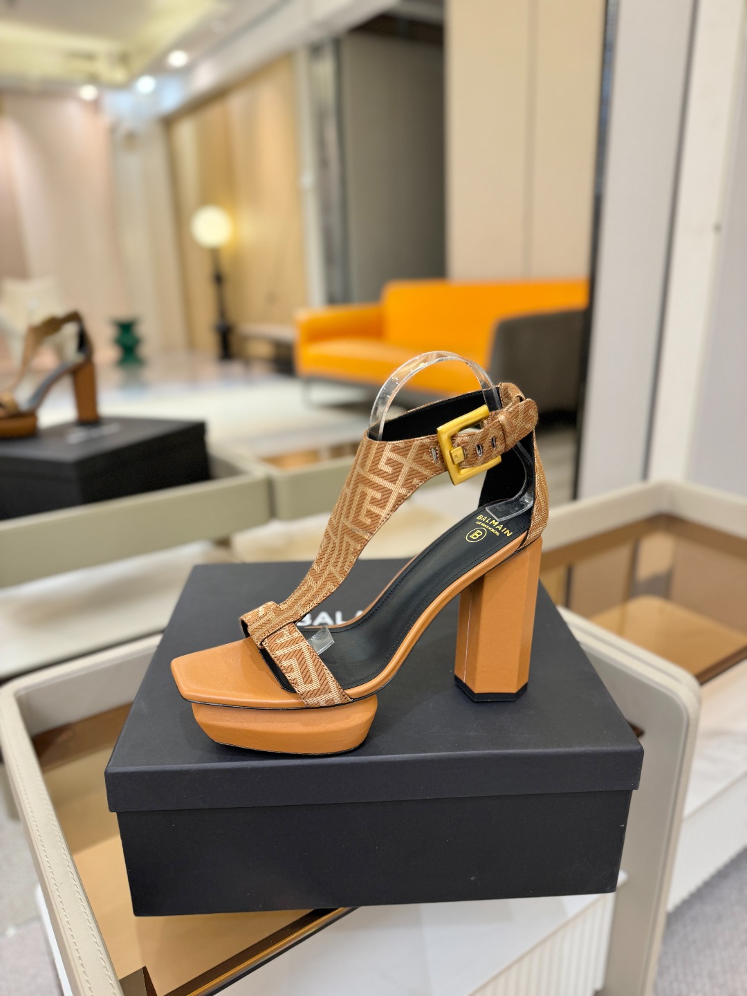 巴尔曼 走秀恨天高水台凉鞋。ʚ😊ɞ 品牌巴尔曼𝘽𝙖𝙡𝙢𝙖𝙞𝙣由法国时装设计师𝙥𝙞𝙚𝙧𝙧𝙚 𝘽𝙖𝙡𝙢𝙖𝙞𝙣