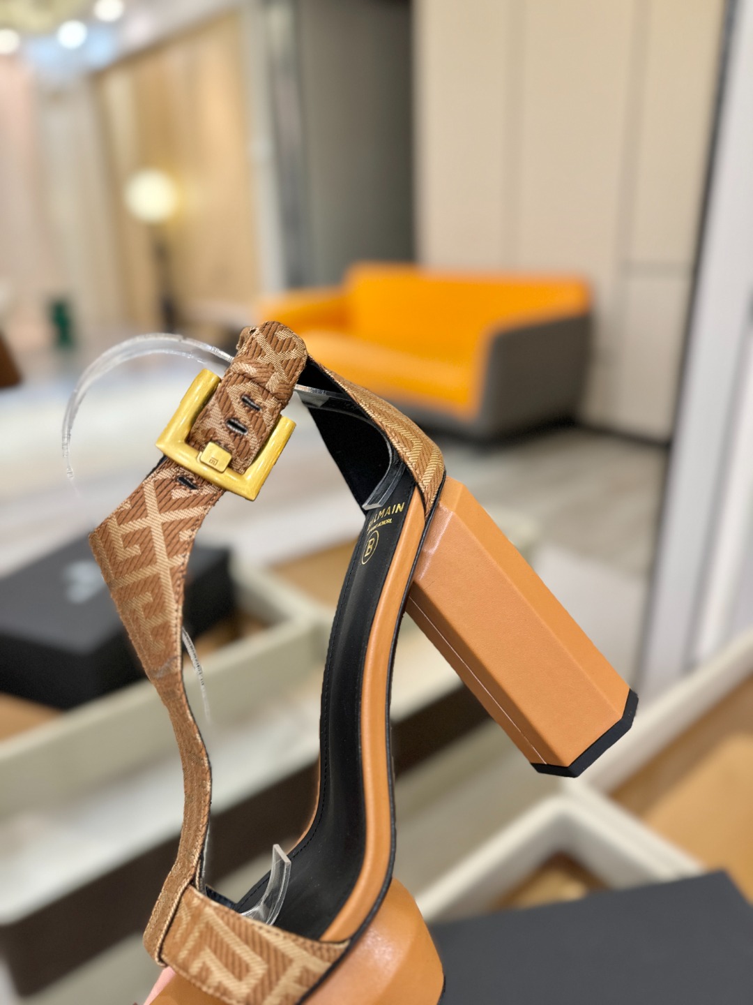 巴尔曼 走秀恨天高水台凉鞋。ʚ😊ɞ 品牌巴尔曼𝘽𝙖𝙡𝙢𝙖𝙞𝙣由法国时装设计师𝙥𝙞𝙚𝙧𝙧𝙚 𝘽𝙖𝙡𝙢𝙖𝙞𝙣