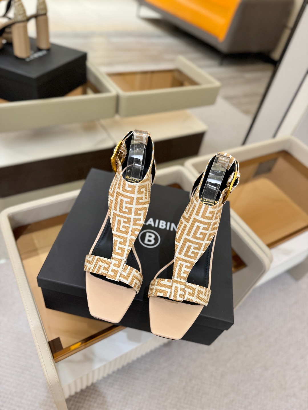 巴尔曼 走秀恨天高水台凉鞋。ʚ😊ɞ 品牌巴尔曼𝘽𝙖𝙡𝙢𝙖𝙞𝙣由法国时装设计师𝙥𝙞𝙚𝙧𝙧𝙚 𝘽𝙖𝙡𝙢𝙖𝙞𝙣