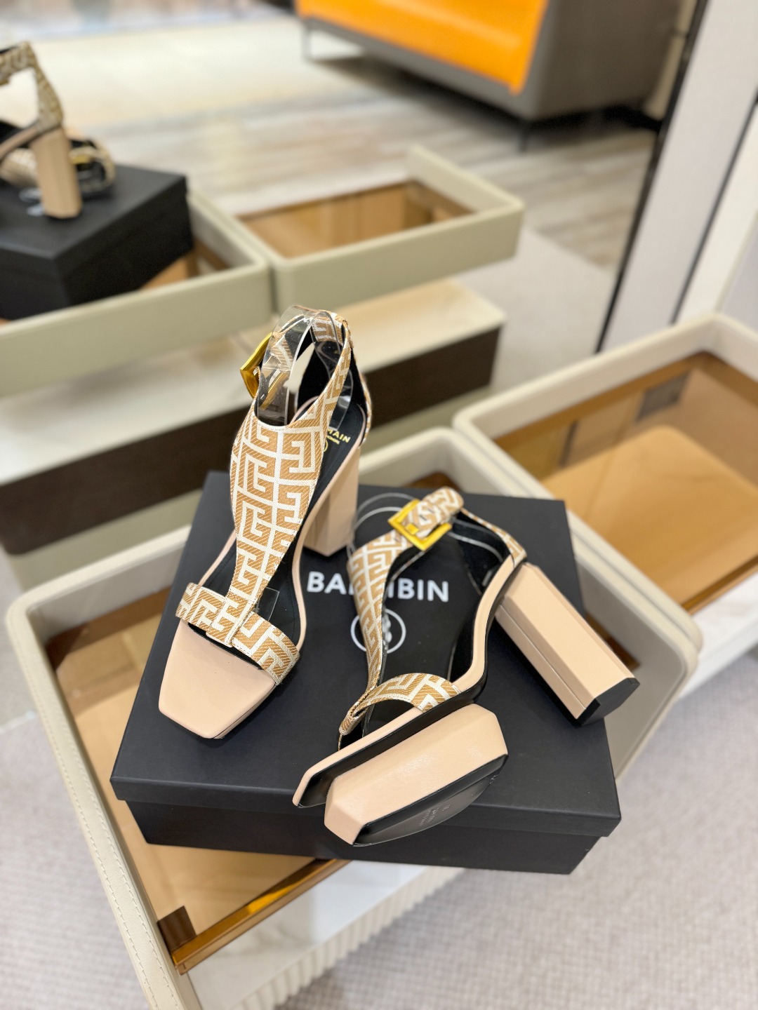 巴尔曼 走秀恨天高水台凉鞋。ʚ😊ɞ 品牌巴尔曼𝘽𝙖𝙡𝙢𝙖𝙞𝙣由法国时装设计师𝙥𝙞𝙚𝙧𝙧𝙚 𝘽𝙖𝙡𝙢𝙖𝙞𝙣