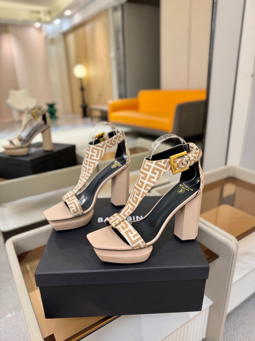 巴尔曼 走秀恨天高水台凉鞋。ʚ😊ɞ 品牌巴尔曼𝘽𝙖𝙡𝙢𝙖𝙞𝙣由法国时装设计师𝙥𝙞𝙚𝙧𝙧𝙚 𝘽𝙖𝙡𝙢𝙖𝙞𝙣