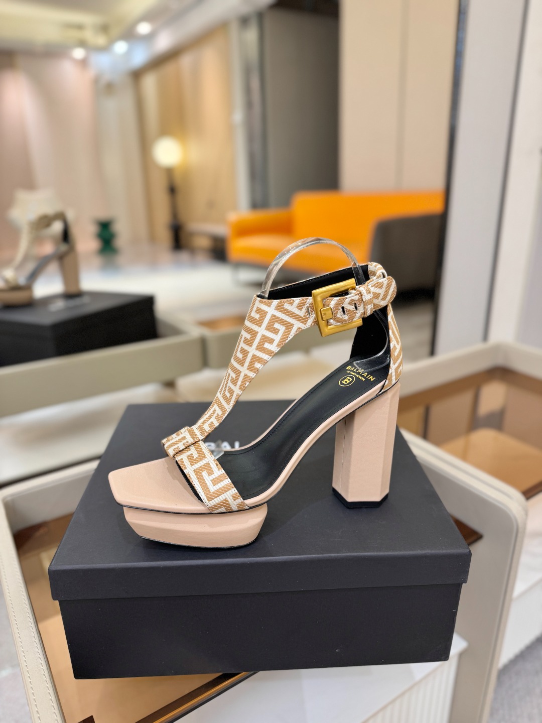 巴尔曼 走秀恨天高水台凉鞋。ʚ😊ɞ 品牌巴尔曼𝘽𝙖𝙡𝙢𝙖𝙞𝙣由法国时装设计师𝙥𝙞𝙚𝙧𝙧𝙚 𝘽𝙖𝙡𝙢𝙖𝙞𝙣