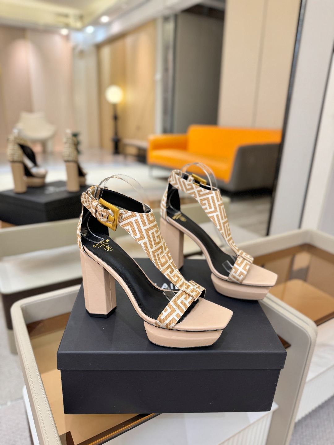 巴尔曼 走秀恨天高水台凉鞋。ʚ😊ɞ 品牌巴尔曼𝘽𝙖𝙡𝙢𝙖𝙞𝙣由法国时装设计师𝙥𝙞𝙚𝙧𝙧𝙚 𝘽𝙖𝙡𝙢𝙖𝙞𝙣