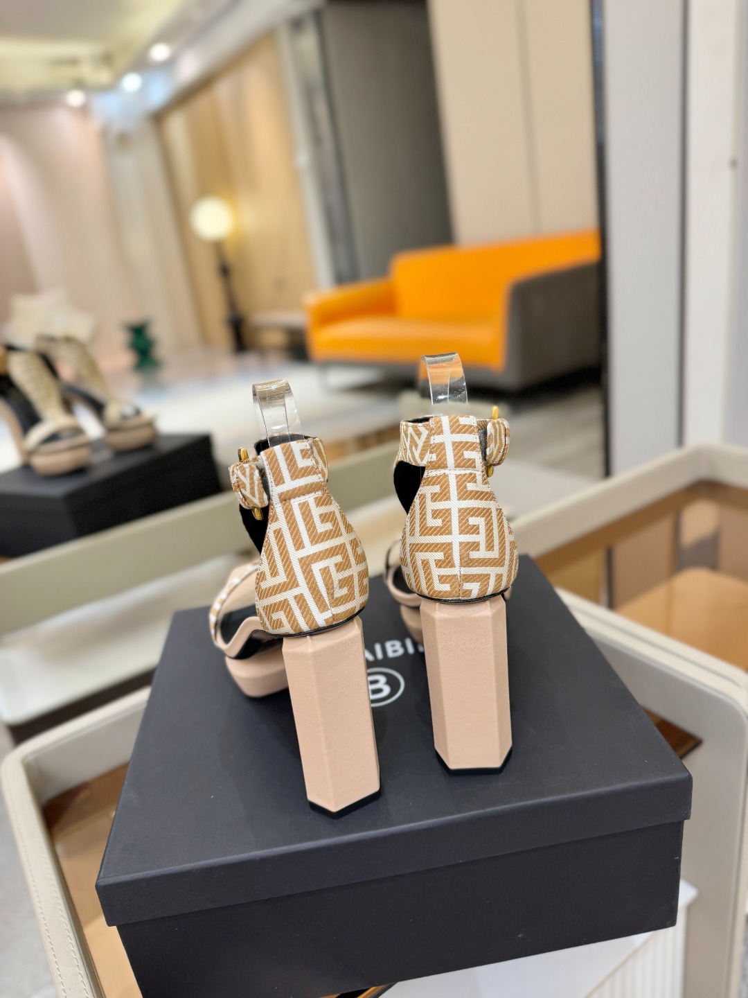 巴尔曼 走秀恨天高水台凉鞋。ʚ😊ɞ 品牌巴尔曼𝘽𝙖𝙡𝙢𝙖𝙞𝙣由法国时装设计师𝙥𝙞𝙚𝙧𝙧𝙚 𝘽𝙖𝙡𝙢𝙖𝙞𝙣