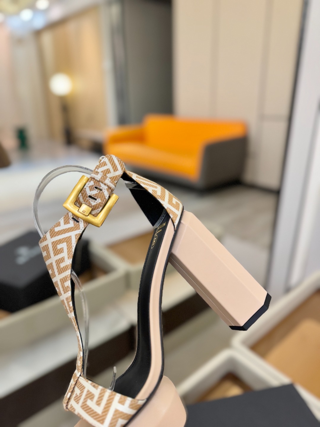 巴尔曼 走秀恨天高水台凉鞋。ʚ😊ɞ 品牌巴尔曼𝘽𝙖𝙡𝙢𝙖𝙞𝙣由法国时装设计师𝙥𝙞𝙚𝙧𝙧𝙚 𝘽𝙖𝙡𝙢𝙖𝙞𝙣