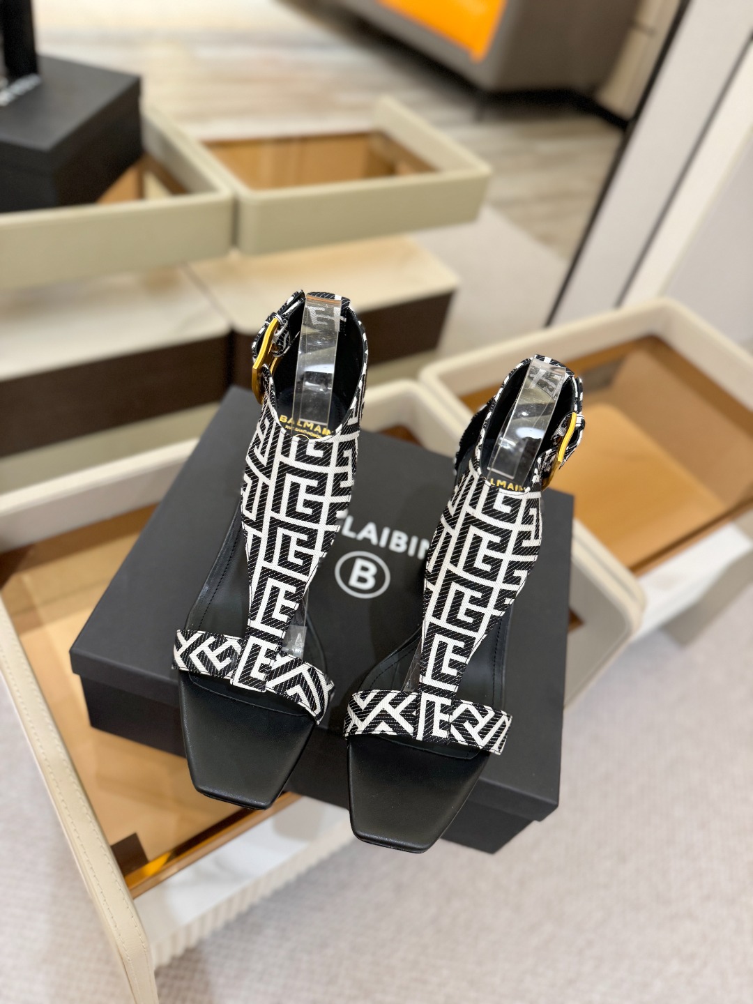 巴尔曼 走秀恨天高水台凉鞋。ʚ😊ɞ 品牌巴尔曼𝘽𝙖𝙡𝙢𝙖𝙞𝙣由法国时装设计师𝙥𝙞𝙚𝙧𝙧𝙚 𝘽𝙖𝙡𝙢𝙖𝙞𝙣