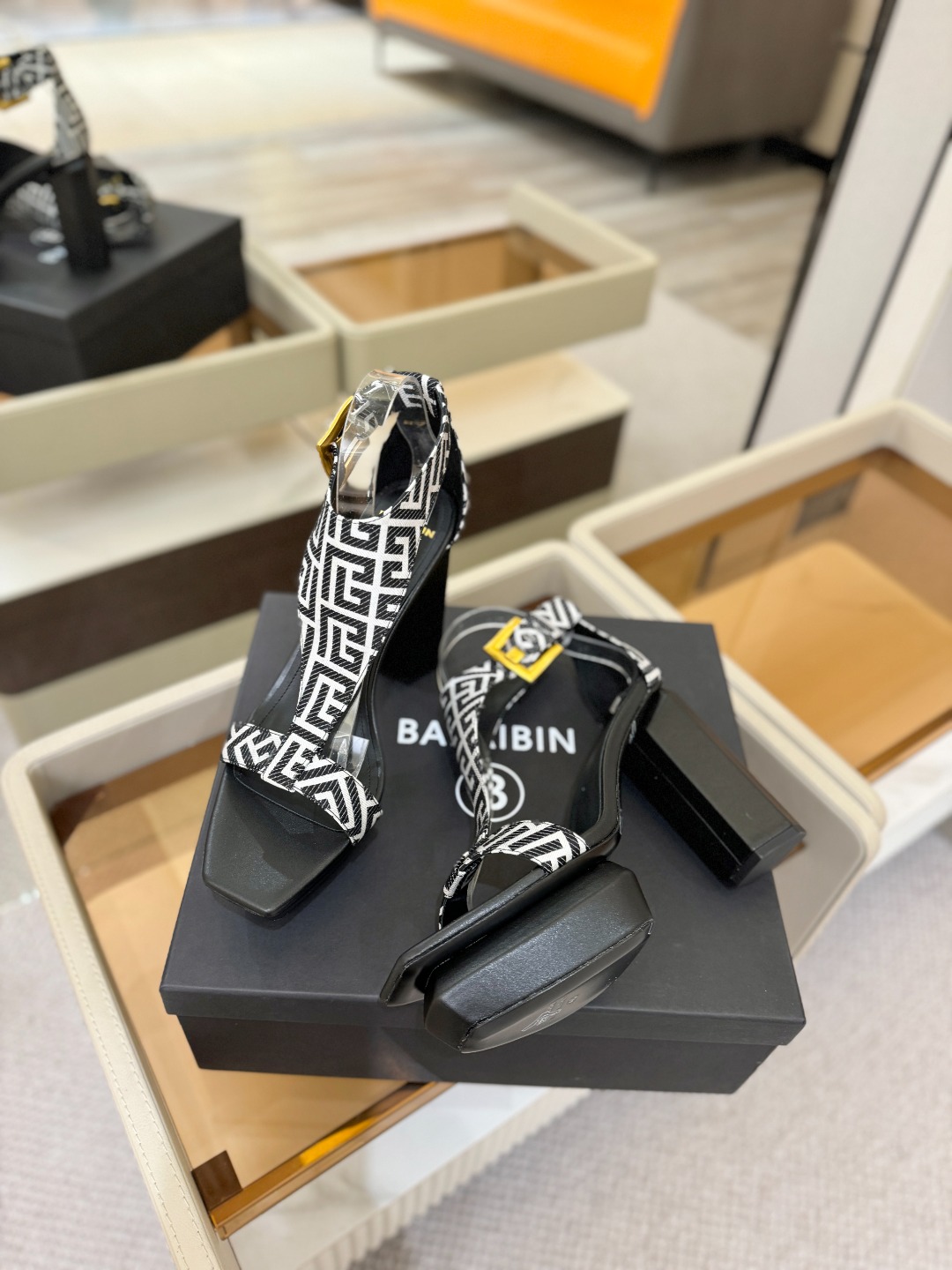 巴尔曼 走秀恨天高水台凉鞋。ʚ😊ɞ 品牌巴尔曼𝘽𝙖𝙡𝙢𝙖𝙞𝙣由法国时装设计师𝙥𝙞𝙚𝙧𝙧𝙚 𝘽𝙖𝙡𝙢𝙖𝙞𝙣