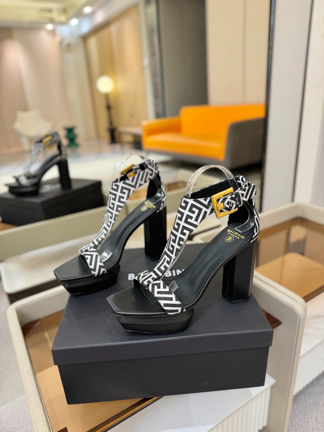 巴尔曼 走秀恨天高水台凉鞋。ʚ😊ɞ 品牌巴尔曼𝘽𝙖𝙡𝙢𝙖𝙞𝙣由法国时装设计师𝙥𝙞𝙚𝙧𝙧𝙚 𝘽𝙖𝙡𝙢𝙖𝙞𝙣