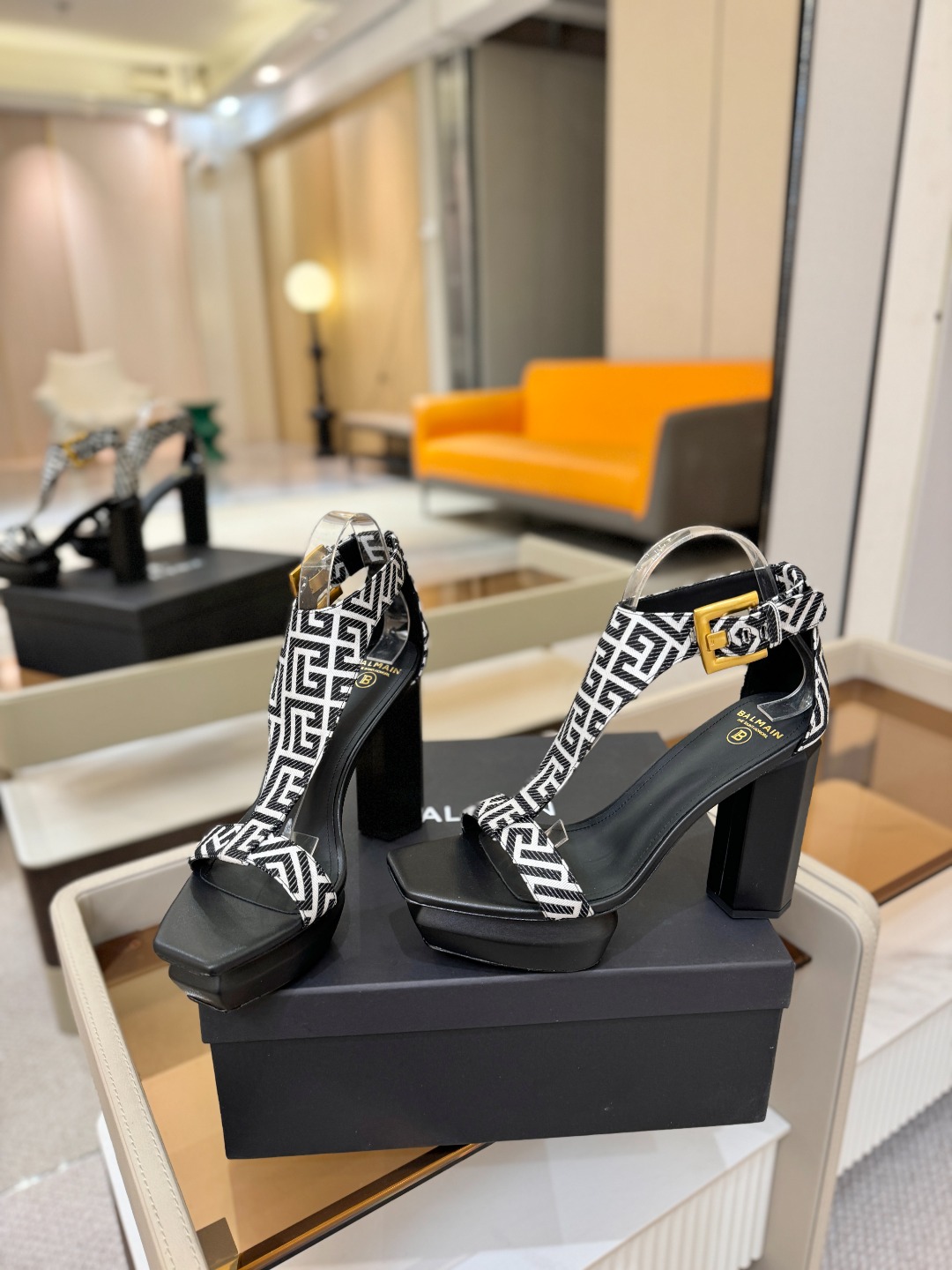 巴尔曼 走秀恨天高水台凉鞋。ʚ😊ɞ 品牌巴尔曼𝘽𝙖𝙡𝙢𝙖𝙞𝙣由法国时装设计师𝙥𝙞𝙚𝙧𝙧𝙚 𝘽𝙖𝙡𝙢𝙖𝙞𝙣